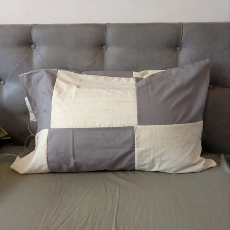 La taie d’oreiller coton de mise à la terre blanc et gris 51cmx75cm par inalterra.fr