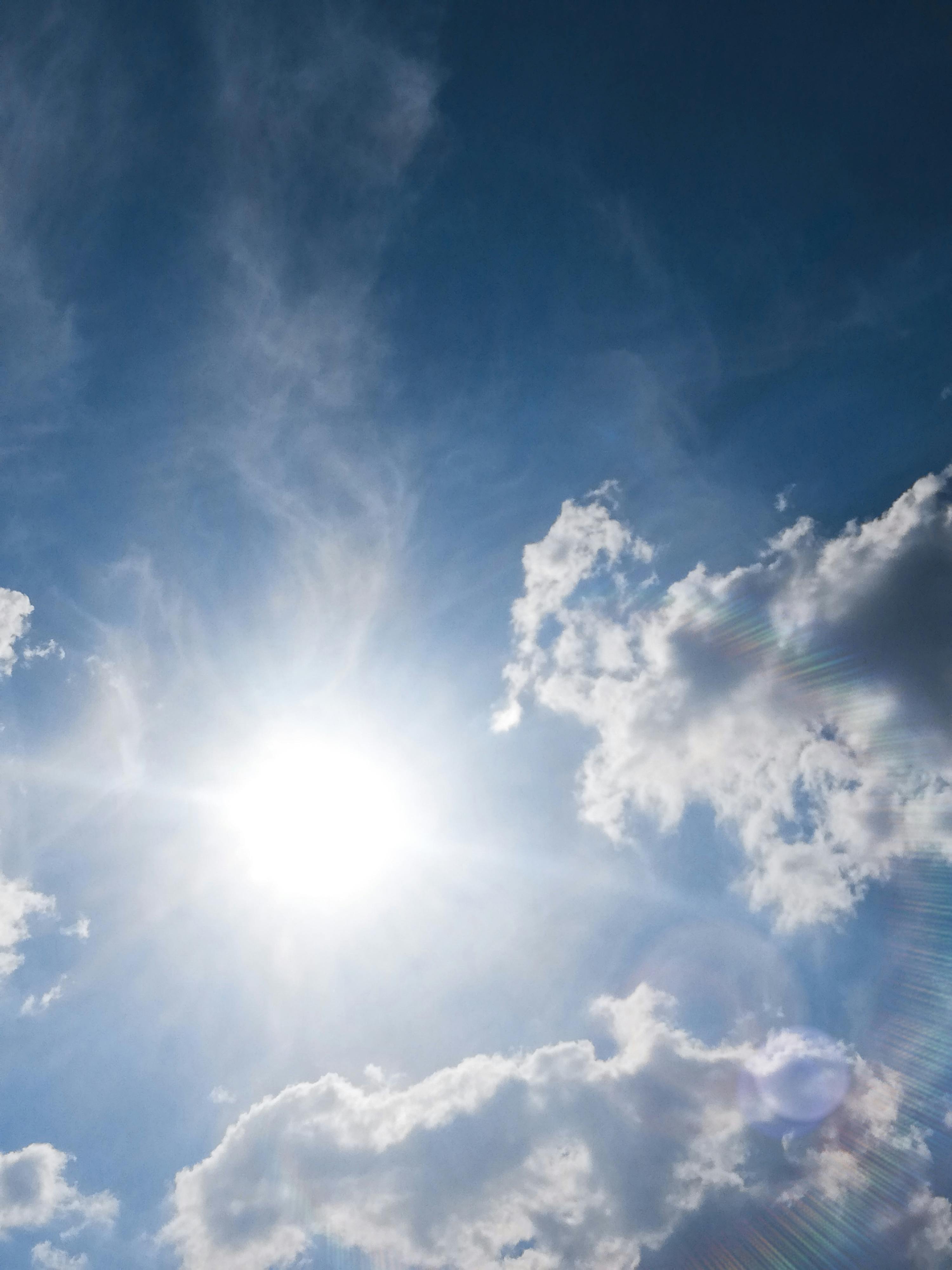 Lumière bleue du soleil vs lumière bleue artificielle : la distinction fondamentale que personne n'explique
