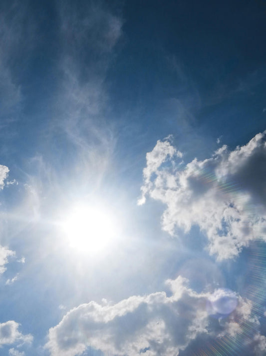 Lumière bleue du soleil vs lumière bleue artificielle : la distinction fondamentale que personne n'explique