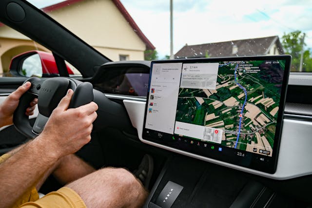 Voiture électrique et ondes électromagnétiques : ce que disent vraiment les études en 2026 (et 6 gestes simples si vous êtes électrosensible)
